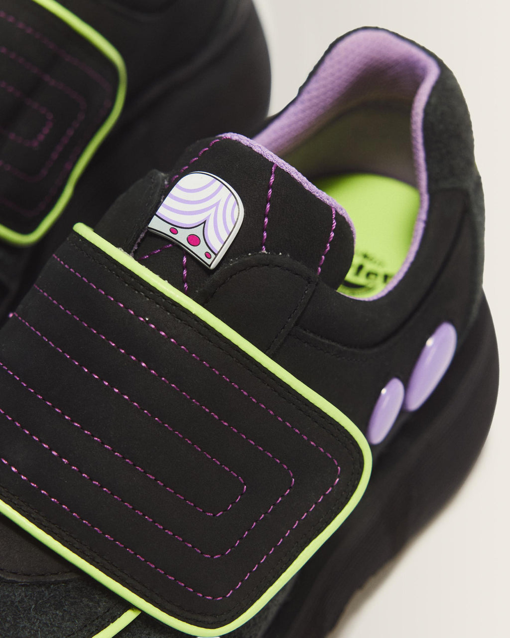 Zapatos Buzz con tira Powerpuff Girls en Black+Gunmetal
