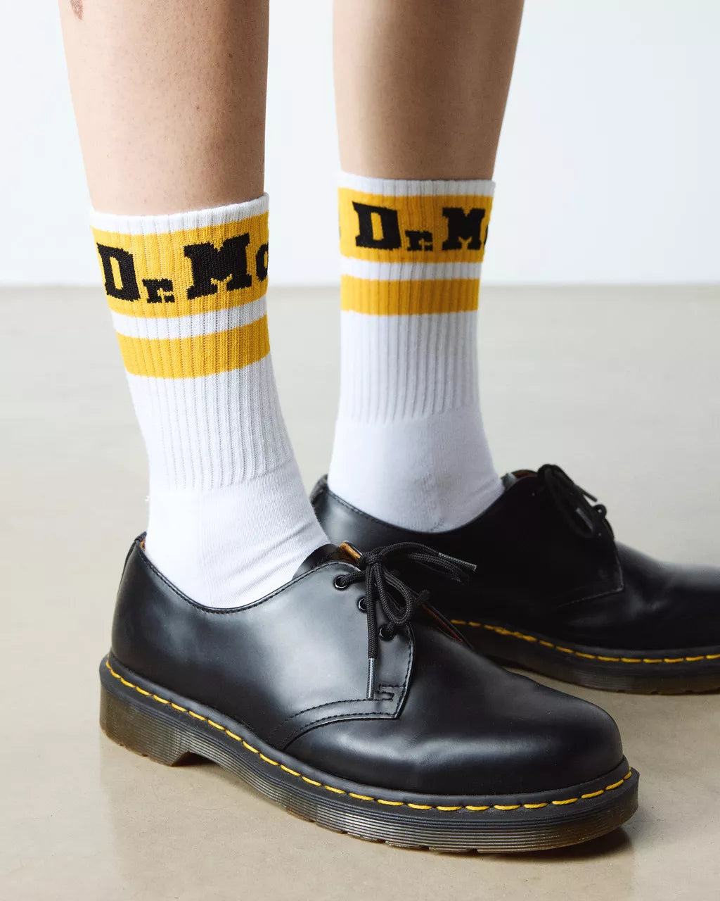 Medias Athletic blancas con logo amarillo