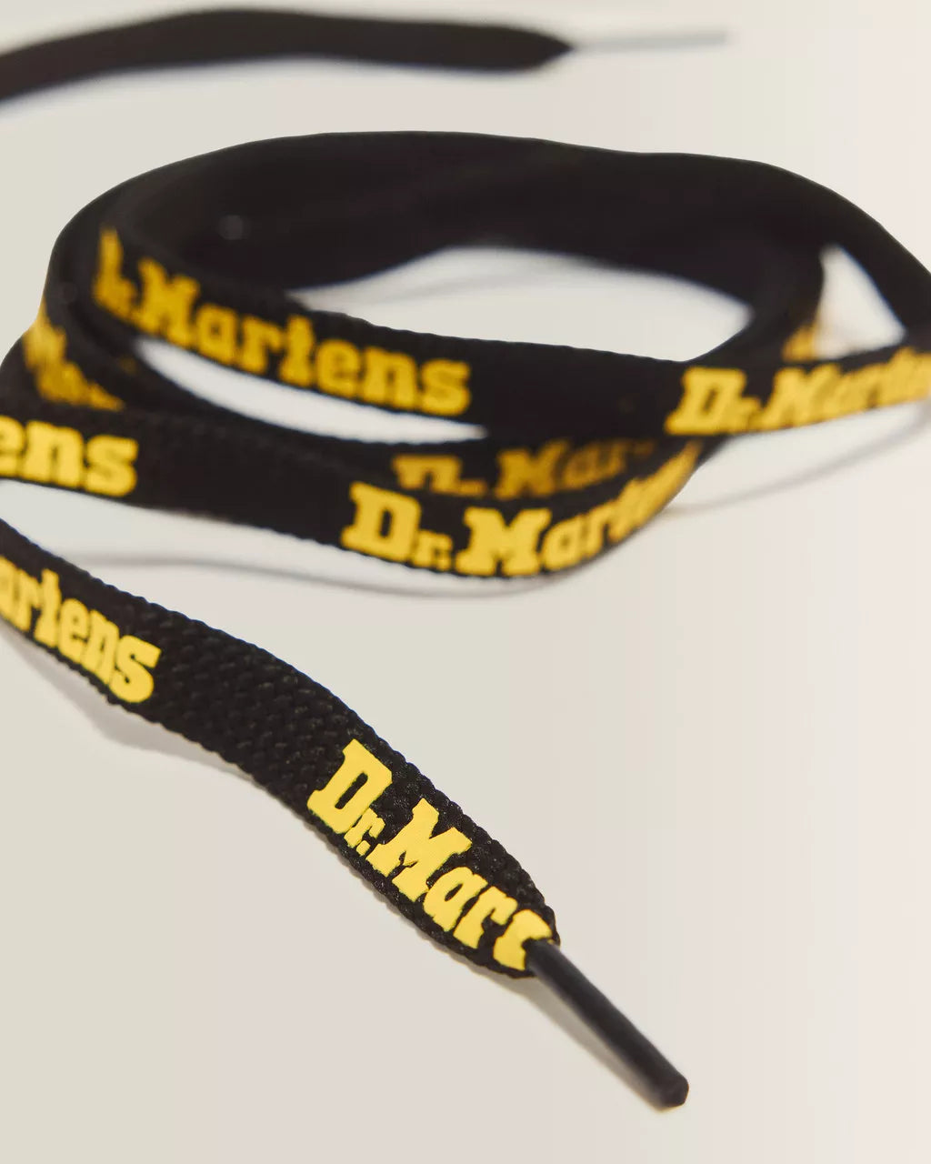Cordones planos DR MARTENS negros de 140 cm (8-10 ojales)