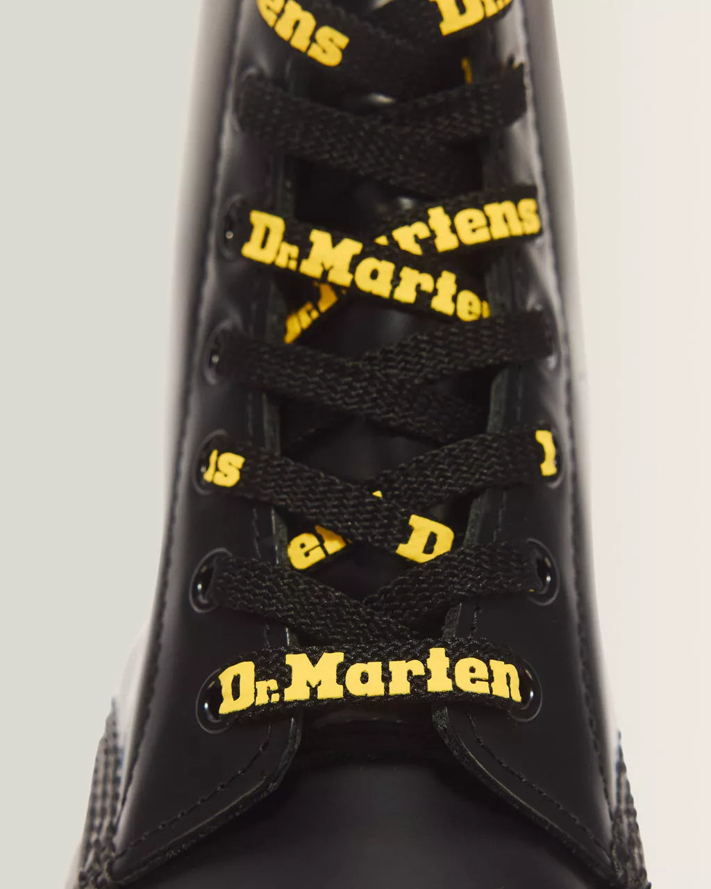 Cordones planos DR MARTENS negros de 140 cm (8-10 ojales)
