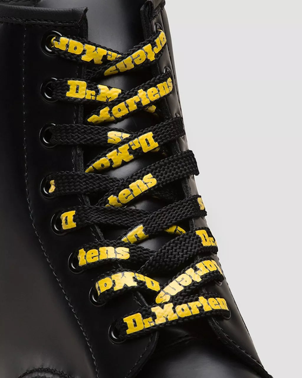 Cordones planos DR MARTENS negros de 140 cm (8-10 ojales)