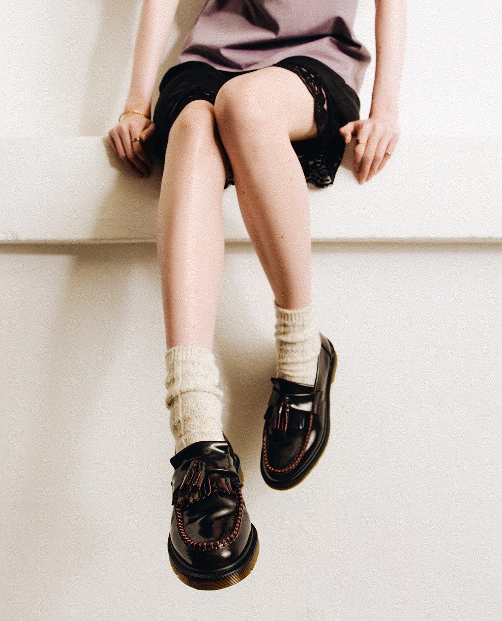 Detalle de mocasines Dr. Martens con borla y medias acanaladas claras